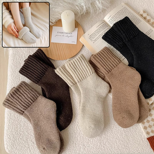 Hohe, warme und dicke Winterstricksocken mit einfarbigen Schlaufen